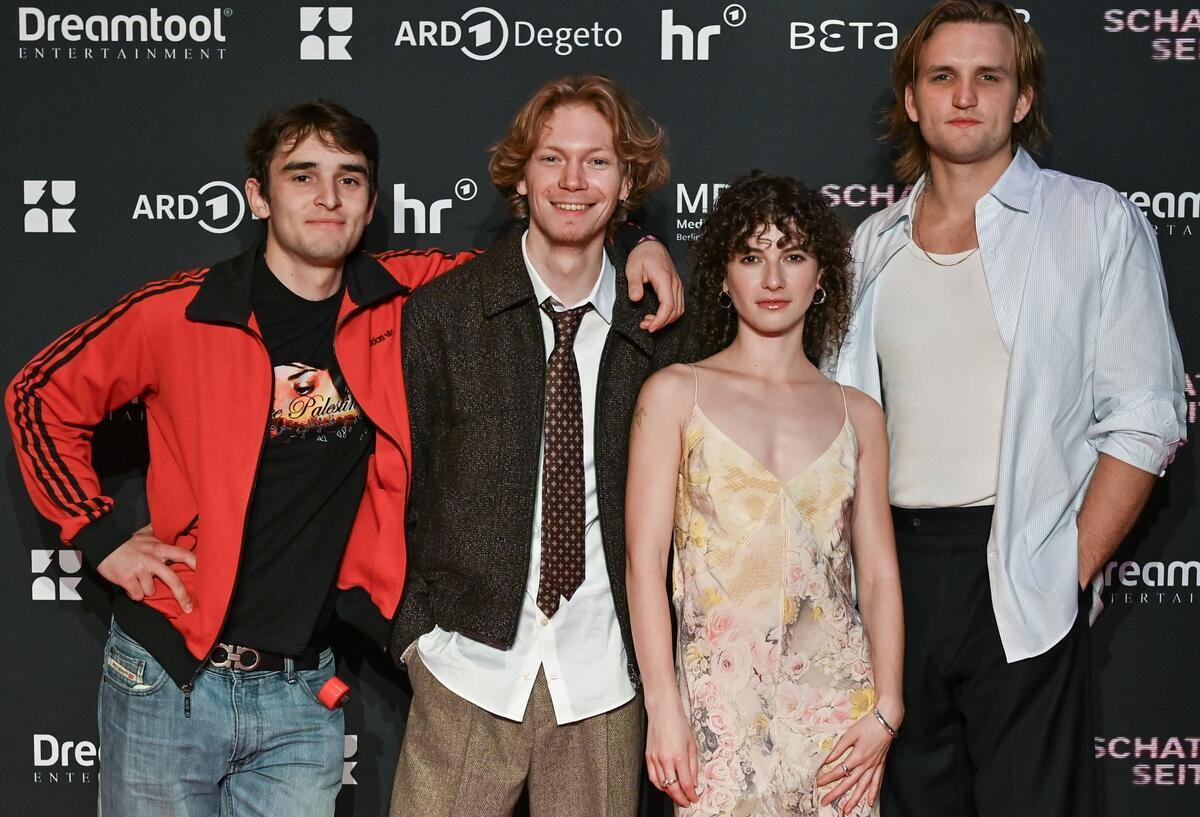 Wenn Geheimnisse viral gehen: die ARD-Serie „Schattenseite“ Moritz Hoyer (l-r), Filip Schnack, Franziska von Harsdorf und Ludger Bökelmann bei der Premiere der Serie „Schattenseite“ in Berlin.