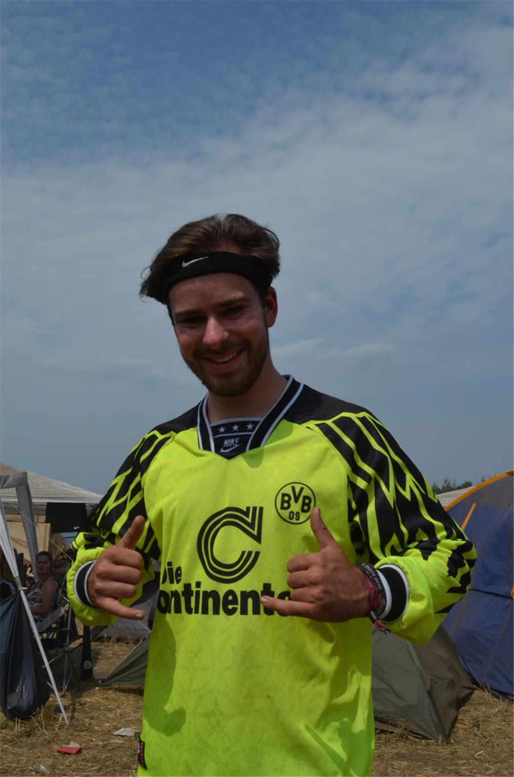 Moritz im Retro-Dortmund-Shirt. Foto: Overschmidt