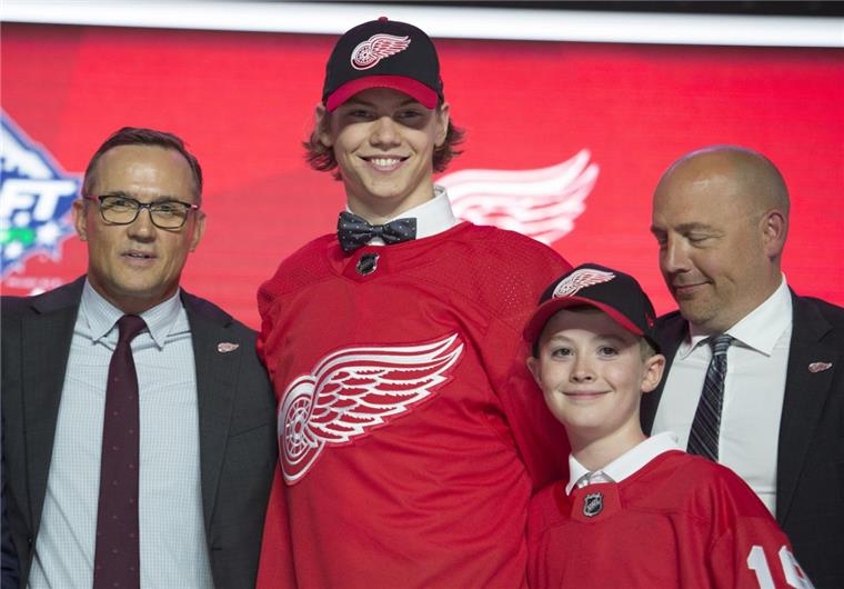Eishockey-Talent Seider ist die Überraschung beim NHL-Draft Moritz Seider ist beim NHL-Draft überraschend früh von den Detroit Red Wings ausgewählt worden