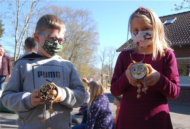 Brake: Im Einsatz für den Naturschutz Moritz und Anna zeigen die Nisthilfen für Wildbienen, die aus Konservendosen entstanden sind. Die Dosen haben sich äußerlich zudem in Bienen verwandelt.