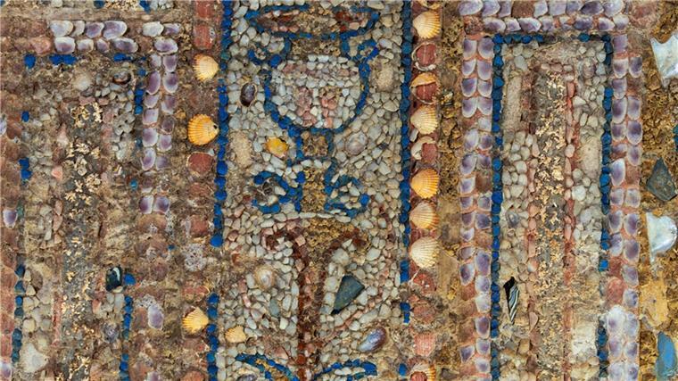 Antike Räume mit besonderen Mosaiken in Rom entdeckt Mosaike aus Muscheln, Glas, winzigen Plättchen aus weißem Marmor und andere mehrfarbige Steine zieren die Wandbekleidung eines antiken römischen Stadthauses.