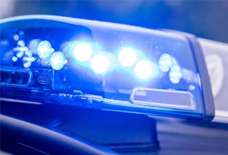 Motorradfahrer fährt falsch herum auf der A27 Ein Blaulicht leuchtet an einer Polizeistreife.