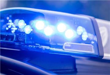 Ein Blaulicht leuchtet an einer Polizeistreife.