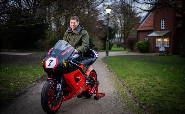 Dieser Wulsdorfer rast über die Rennstrecken Europas Motorradrennfahrer Patrick Schäfer aus Wulsdorf mit seiner über 100 PS starken Aprilia RSV mille im Porträt.