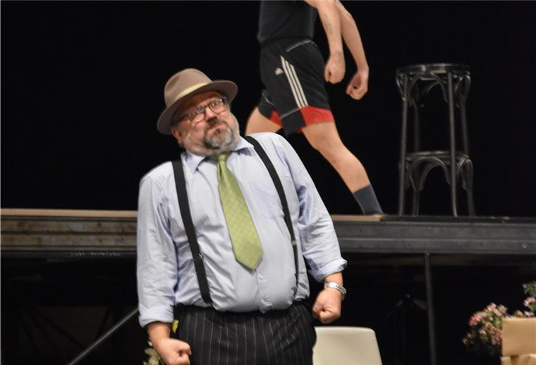 Audrey II wuchert wie das Virus Mann mit Hut und Bart und aufgepusteten Wangen