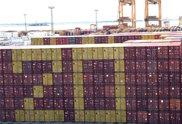 Container von MSC sind zum Jubiläum aufgeschichtet