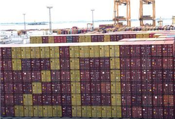 Container von MSC sind zum Jubiläum aufgeschichtet