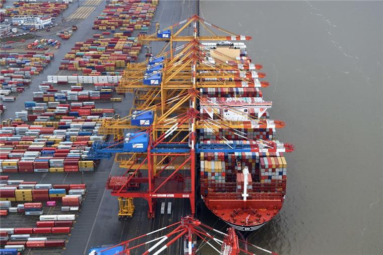Bremerhaven: Der nächste Container-Jumbo, bitte MSC-Gate in Bremerhaven: Erstanlauf der "MSC Sixin".