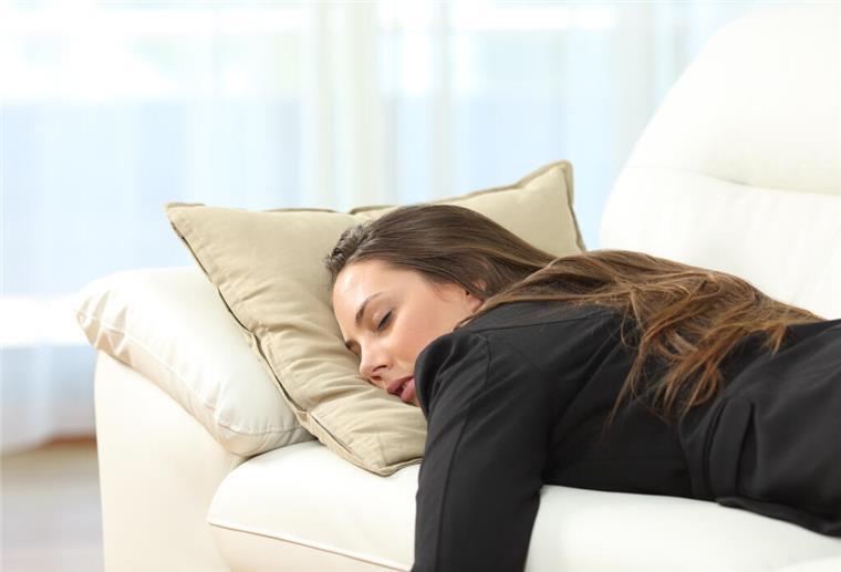 Plötzlich ständig müde? Diese Vitaminmängel stecken oft dahinter Eine Frau schläft auf der Couch. Müde, obwohl du genug schläfst? Ein Mangel an bestimmten Vitaminen kann der Grund sein – ein Bluttest bringt Klarheit.