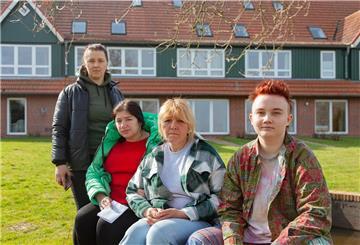 Müde, traurig, resigniert, hoffnungsvoll: Die Gesichter von Svitlana (von links), Svitlana, Lyudmila und Kateryna sprechen Bände. Nach einer Reise durch halb Osteuropa sind sie am Montag auf dem Deichhof der Familie Dircksen in Wremen angekommen und teilen sich eine Ferienwohnung.