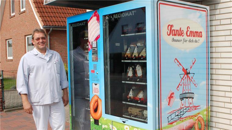 Mühlenbeck-Chef Gebhard Buck bei der Vorstellung des Tante-Emma-Automaten in Spaden im Jahr 2012.