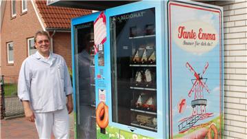 Mühlenbeck-Chef Gebhard Buck bei der Vorstellung des Tante-Emma-Automaten in Spaden im Jahr 2012.
