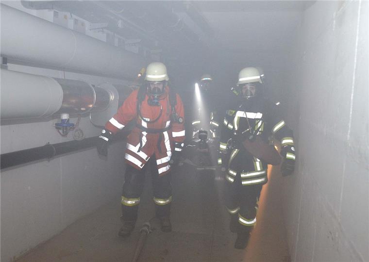 Mühsam mussten die Feuerwehrmänner unter Atemschutz die verletzten Personen aus dem verrauchten Keller retten. Foto Ulich 