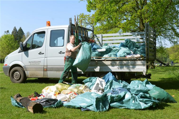 Vermüllte Grillplätze: Das Gartenbauamt ist frustriert Müll aus einem Abschnitt des Speckenbüttler Parks nach einem Wochenende. Uwe Ebers (Angestellter Gartenbauamt) beim Säcke aufladen.