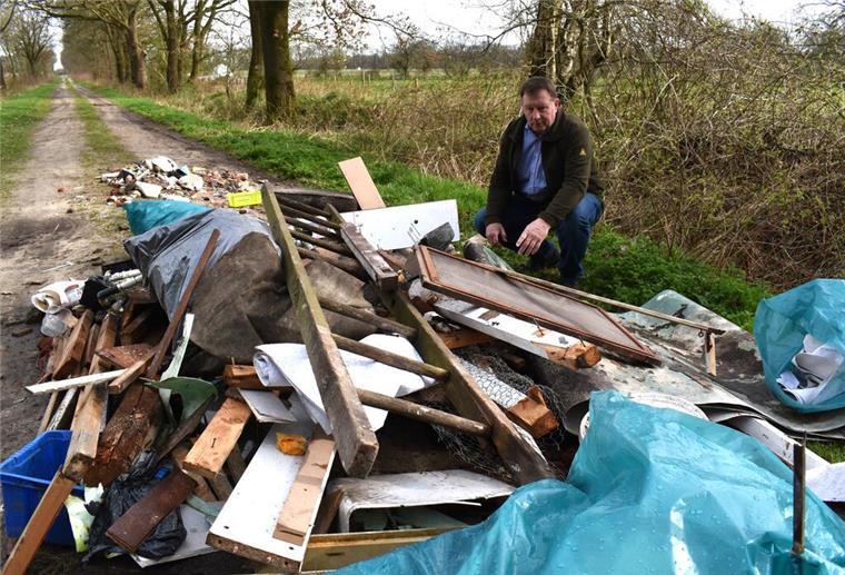 Umweltsünder laden schon wieder Müll in Neuenwalde und Drangstedt ab Ein Mann kniet neben einer Müllhalde