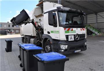 Mülltonnen und ein Müllwagen. 