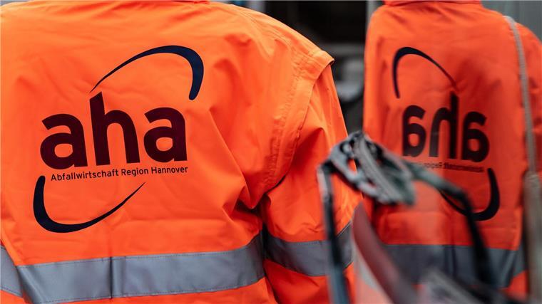 Müllwerker bereiten sich auf glatte und verschneite Straßen im Winter vor. (Archivbild)