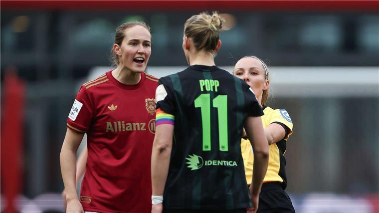 Münchens Sydney Lohmann (l) wechselt ein paar Worte mit VfL-Stürmerin Alexandra Popp.