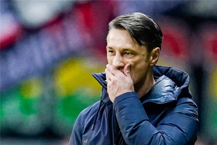 Münchens Trainer Niko Kovac muss das 1:5-Debakel der Bayern in Frankfurt hilflos mit ansehen.  Jetzt ist seine Zukunft als Trainer ungewiss.