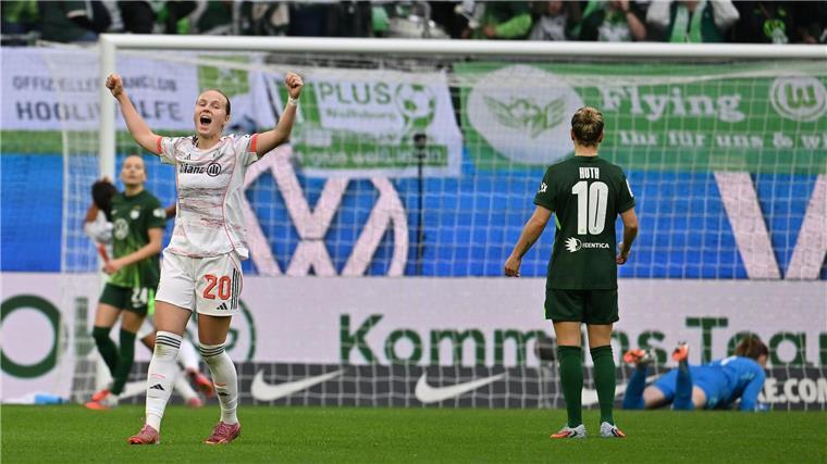 3:1 in Wolfsburg: Bayern-Frauen gewinnen Topspiel Münchner Jubel in Wolfsburg: Franziska Kett feiert das Tor zum 2:1.