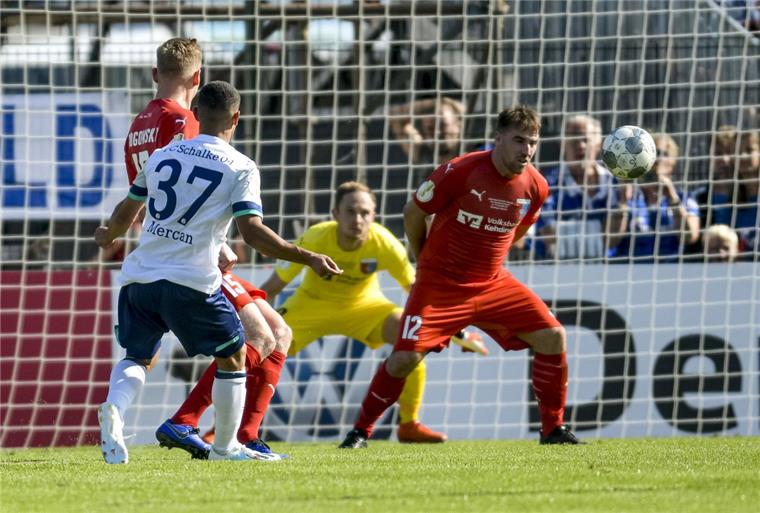 DFB-Pokal: Schalke siegt 5:0 in Drochtersen Münier Levent Mercan vom FC Schalke 04 trifft zum 4:0 gegen SV Drochtersen/Assel.