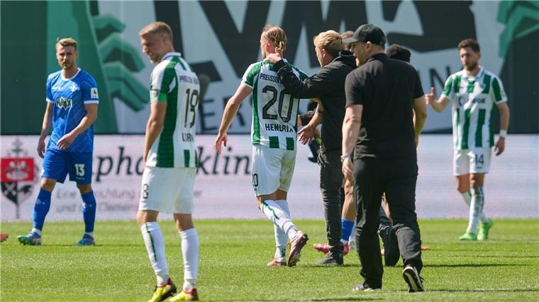 Münsters Trainer Sascha Hildmann geht nach dem Spiel über den Rasen.