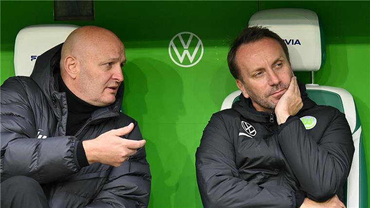 Müssen sich Fragen gefallen lassen: Wolfsburgs Geschäftsführer Peter Christiansen (l) und Sportdirektor Sebastian Schindzielorz. (Archivbild)