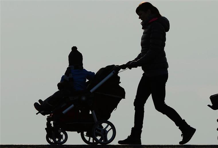 118 Euro monatlich pro Kind! Für mehr Mütterrente reicht dieser einfache Antrag In einem Schattenrist ist zu sehen, wie eine junge Mutter einen Kinderwagen schiebt. Ab Juli gilt eine neue Regel für die Mütterrente.
