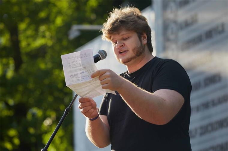 Poetry-Slam-Star Jan Philipp Zymny kommt nach Beverstedt Multitalent ist zu Gast in Beverstedt: Jan Philipp Zymny bereichert das Vorlesefieber.