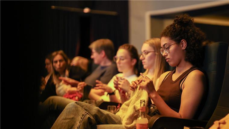 Multitasking im Kinosaal: Vom Alter ist das Publikum im „Strick-Kino“ gemischt.