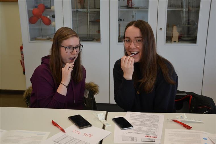 Zeven: Schüler machen sich stark für den Kampf gegen Blutkrebs „Mund auf, Stäbchen rein, Spender sein“: Mit diesem Motto macht die DKMS auf das Thema Blutkrebs aufmerksam. Auch das Kivinan Bildungszentrum möchte sich gegen diese Krankheit einsetzen. In der Schule konnten sich die Schüler am Mittwoch typisieren lassen. Kathleen Wintjen (links) und Luisa Hütten zögerten nicht, und ließen sich in die Kartei aufnehmen.
