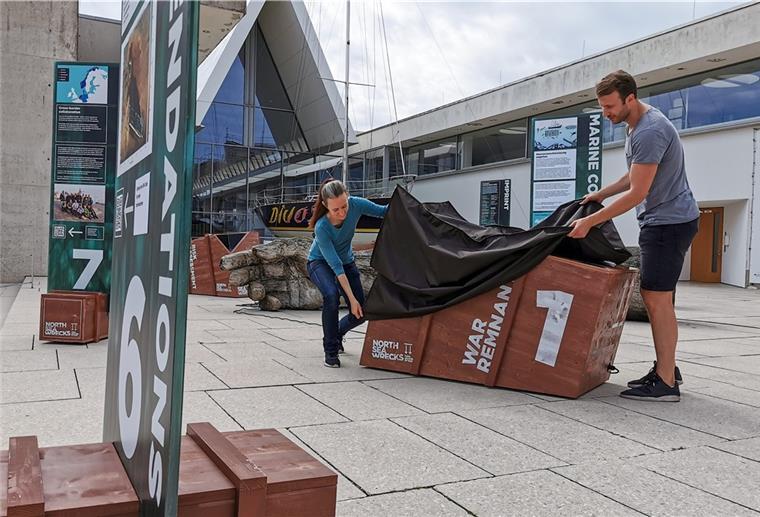 Maritime Tage: Infos über Munition in der Nordsee Munition auf dem Meeresgrund: Cornelia Riml und Johannes Kellermann vom Deutschen Schifffahrtsmuseum bauen die Open-Air-Ausstellung auf.