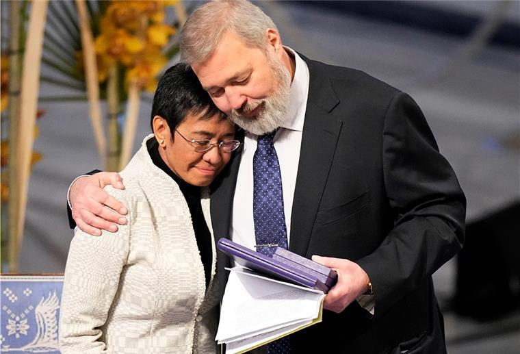 Maria Ressa (l) von den Philippinen, Journalistin und Chefin der Online-Nachrichtenagentur Rappler, und der Russe Dmitri Muratow , Chefredakteur der Moskauer Zeitung «Nowaja Gaseta»,