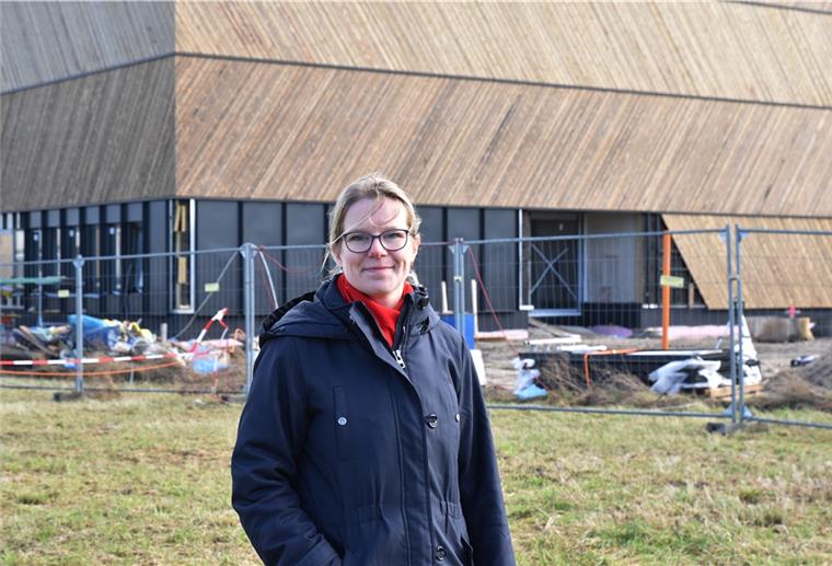 Schifffahrtsmuseum Bremerhaven erhält Depot Museologin Annika Opitz steht vor dem neuen Forschungsdepot des Deutschen Schifffahrtsmuseums.