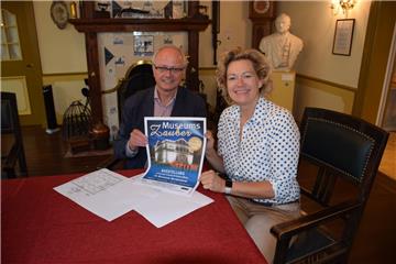 Museumsdirektor Timothy Saunders und NMT-Geschäftsführerin Ilona Tetzlaff präsentieren das Plakat für den Museumszauber am 3. und 4. November.