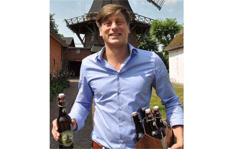 Museumsleiter Christoph Greim mit dem neuen Moorseer Mühlenweizen.