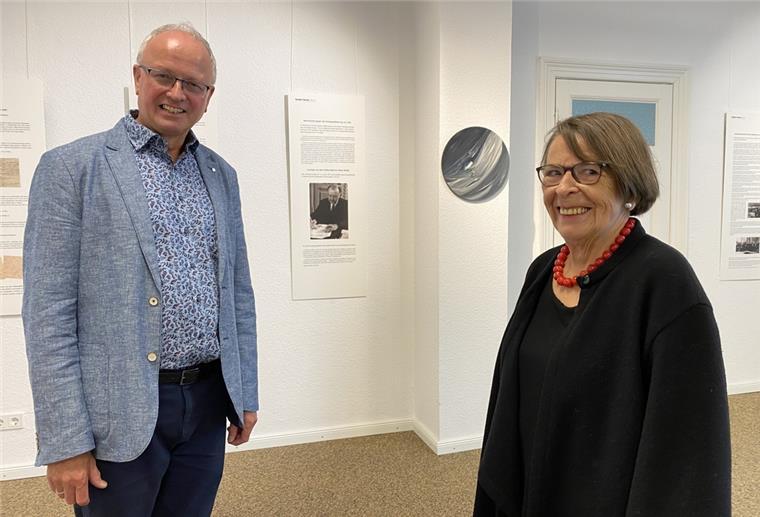 Ausstellung im Nordenhamer Museum: Theodor Tantzen ganz privat Museumsleiter Timothy Saunders freut sich, dass Marlis Czycholl-Tantzen in der neuen Sonderausstellung ganz private Einblicke in das Leben ihres Großvaters Theodor Tantzen gibt.