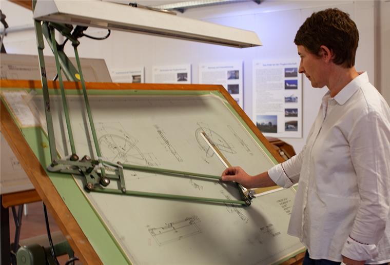 Aeronauticum: Die kurze Geschichte des Bremer Jets VFW 614 Museumsleiterin Dr. Anja Dörfer steht an einem Original-Zeichentisch, an dem einst Flugzeugteile für die VFW 614 konstruiert worden sind.