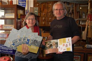 Museumsleiterin Dr. Christine Keitsch und Ullrich Thul freuen sich über die Broschüre für Kinder. 