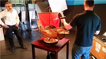 Museumsmitarbeiter testen den Laserscanner zum Digitalisieren der Schiffsmodelle.  