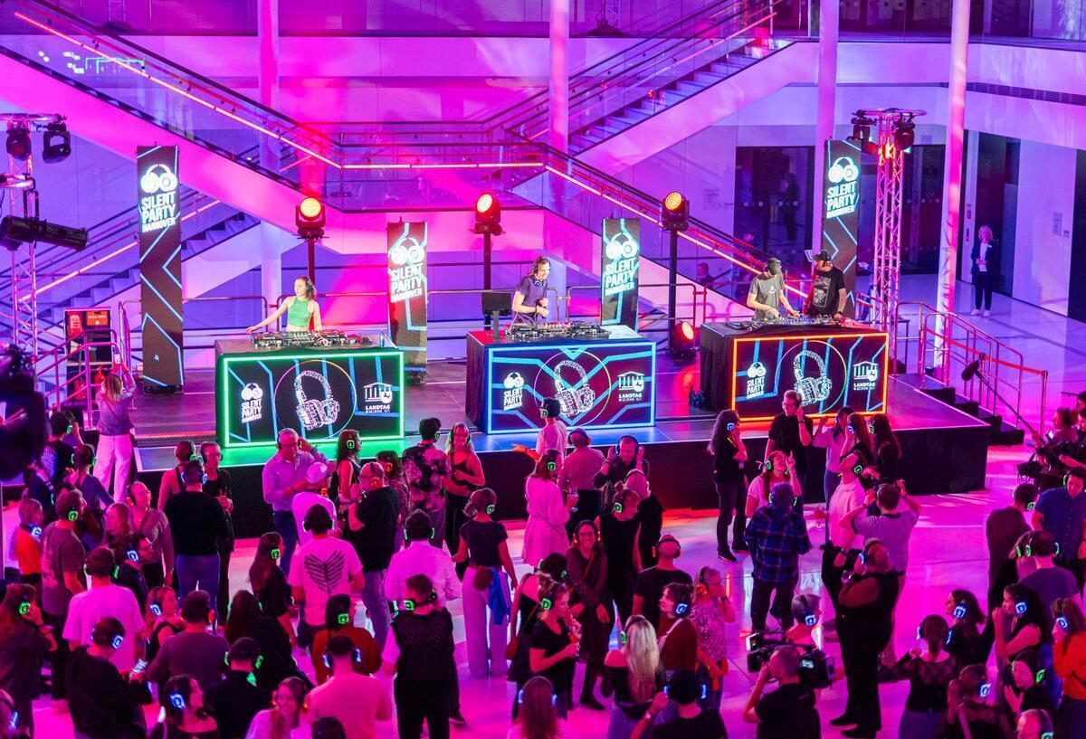 Silent Party: Landtag wird für sechs Stunden zum Club Musik gab es auf Kopfhörern.