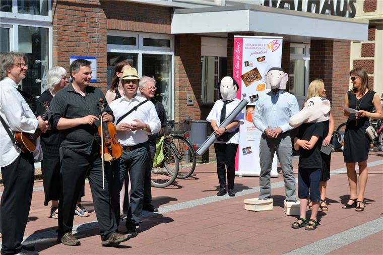 „Musik liegt in der Luft. Das ist nur ein Motto der verkaufsoffenen Sonntage in Bederkesa. In diesem Jahr war es die Musikschule Bederkesa, die die Besucher mit ihrem Programm unterhielt. 2017 wird die Musikschule Langen für musikalische Unterhaltung während des Einkaufsbummels sorgen.  