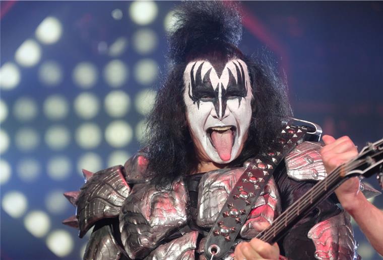 Kissin‘ Time spielen im Schaufenster Fischereihafen Gene Simmons, Musiker von der US-amerikanischen Band «Kiss», tritt beim Auftaktkonzert der Deutschland-Tour «End of the Road» auf.