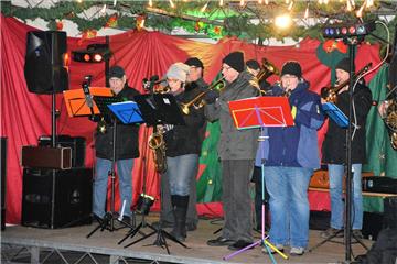 Musikalisch bot der Weihnachtsmarkt im Amtsgarten Bad Bederkesa einiges. Foto Sc...