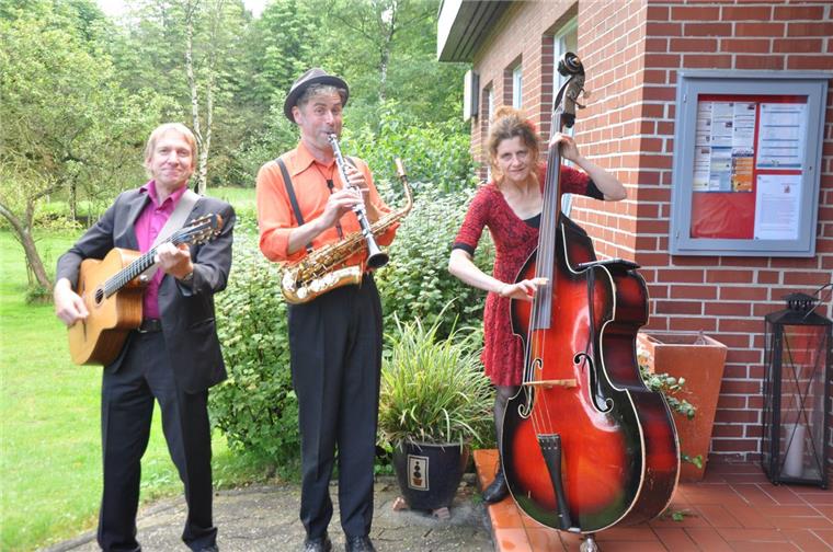 Cultimo hat sich als Kulturstätte in der Region Gnarrenburg etabliert Musikalischer Empfang: Das Trio Loco stimmt die Besucher aufs Cultimo-Jubiläum ein.
