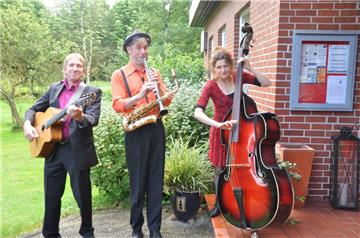 Musikalischer Empfang: Das Trio Loco stimmt die Besucher aufs Cultimo-Jubiläum ein.
