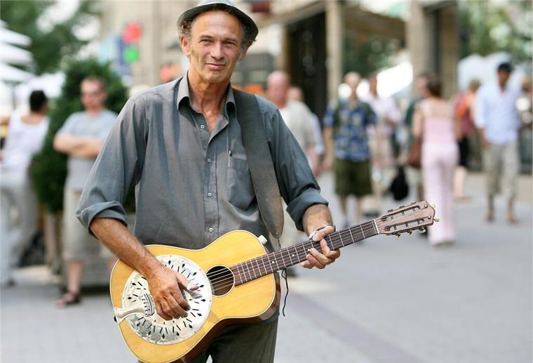 Blues-Legende gibt Open-Air-Konzert an der Burg Bederkesa Musiker Abi Wallenstein