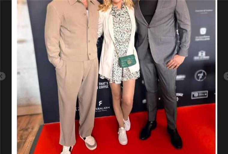 Berlinale-Charity: Diese Bremerhavener trumpfen zwischen Stars & Sternchen groß auf Musiker Jay Khan mit dem Moderations-Duo Tanja Bülter und Kena Amoa.