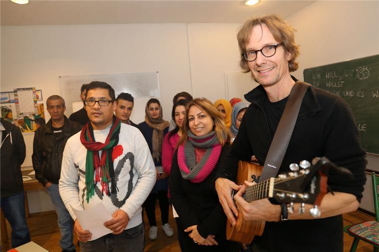 Pilotprojekt im Cuxland: Singend Deutsch lernen Musiker und Musikschulleiter Pascal Gentner war gleich „Feuer und Flamme“ für das Modellprojekt im Cuxland, einen Sprachkurs mit Musik zu verbinden.