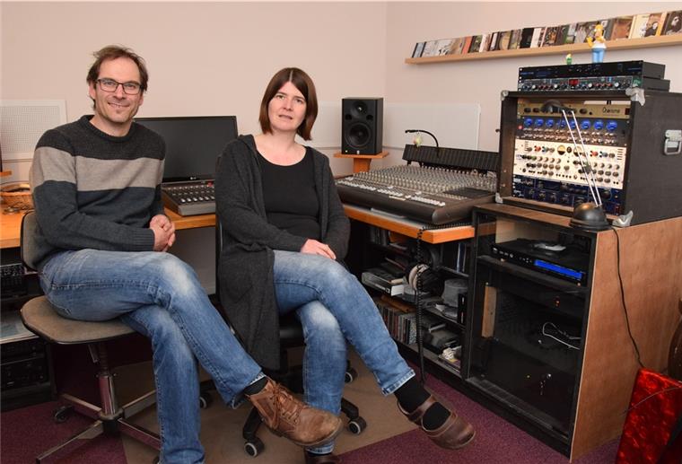 Hanni Hase gibt es jetzt auch in einem Video Musikpädagoge Matthias Zeißig und seine Ehefrau Maja aus Rockstedt bei Ostereistedt produzierten ein Video und das dazu passende Lied über Hanni Hase.